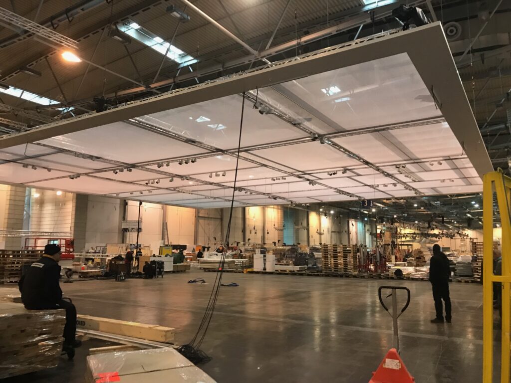 Hallenaufbau mit abgehängter Deckenkonstruktion