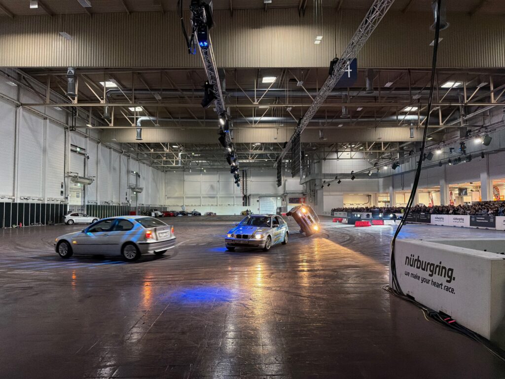 Drift-Show in einer Messehalle mit Showlicht