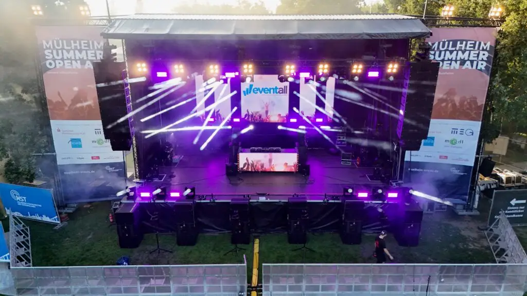 Luftaufnahme der Bühne beim Mülheimer Summer Open Air mit Lichtshow