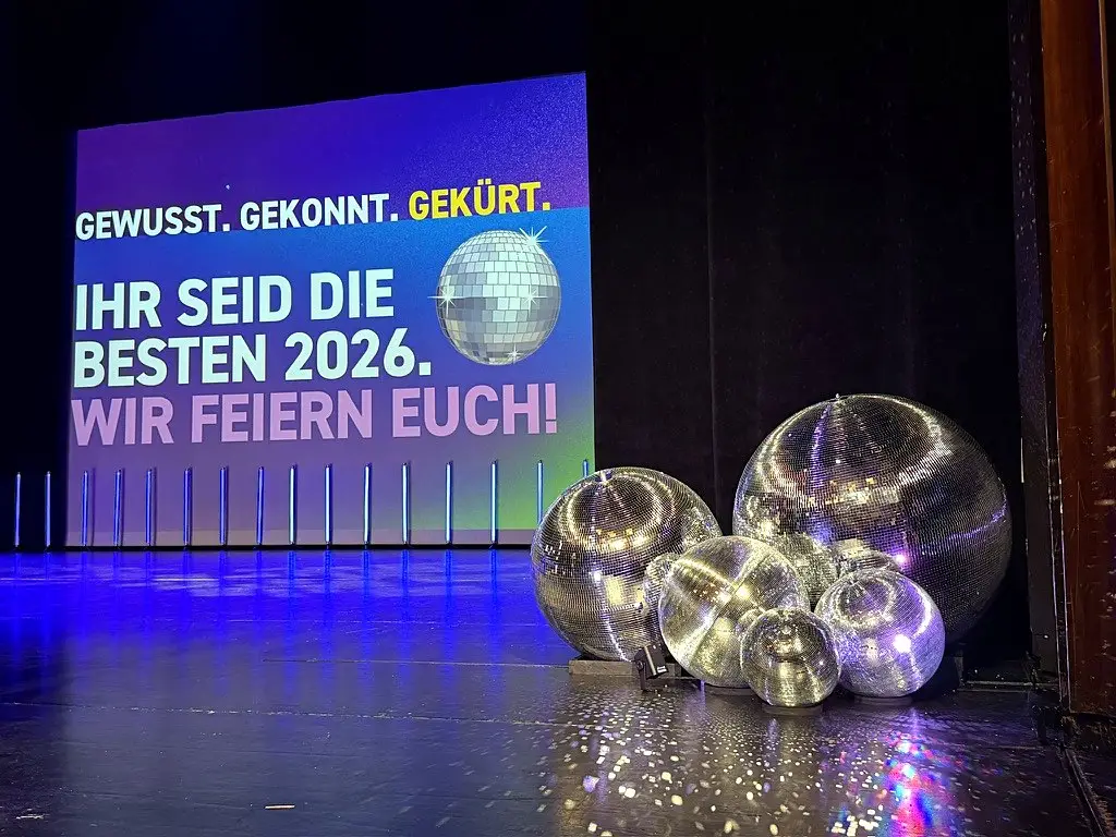 Bühnendekoration mit Spiegelkugel-Bouquet vor der LED-Wand bei der IHK-Bestenehrung 2026 in der Stadthalle Mülheim