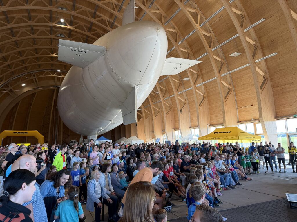 Luftschifflauf 2026: Hunderte Läuferinnen, Läufer und Gäste unter dem Luftschiff im WDL Luftschiffhangar