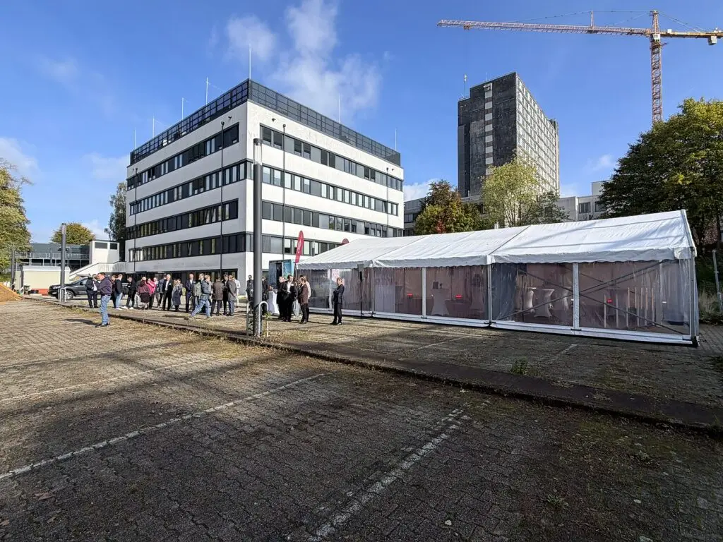 Festzelt 15 × 10 m von Eventall vor dem Gelände der Knappschaft Kliniken in Bochum