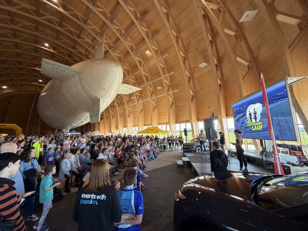 LED-Trailer, Bühne und Beschallung von Eventall im WDL Luftschiffhangar beim Luftschifflauf