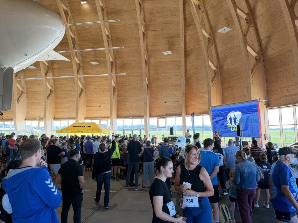 Teilnehmende im WDL Luftschiffhangar vor dem Start zum Luftschifflauf