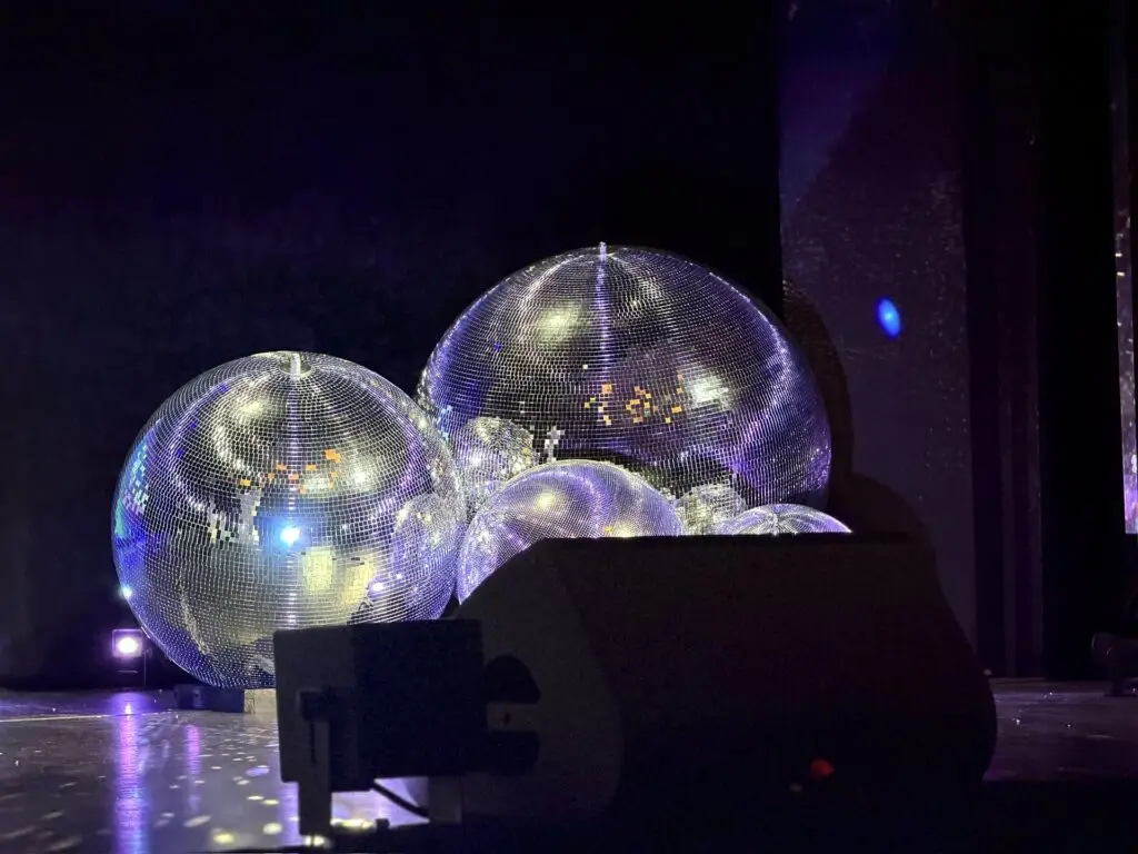 Spiegelkugel-Bouquet aus großen Discokugeln, in Szene gesetzt mit Dekolicht