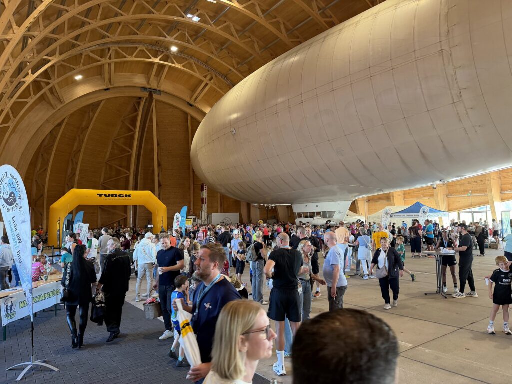 Luftschiff über dem Zielbereich im WDL Luftschiffhangar am Flughafen Essen/Mülheim