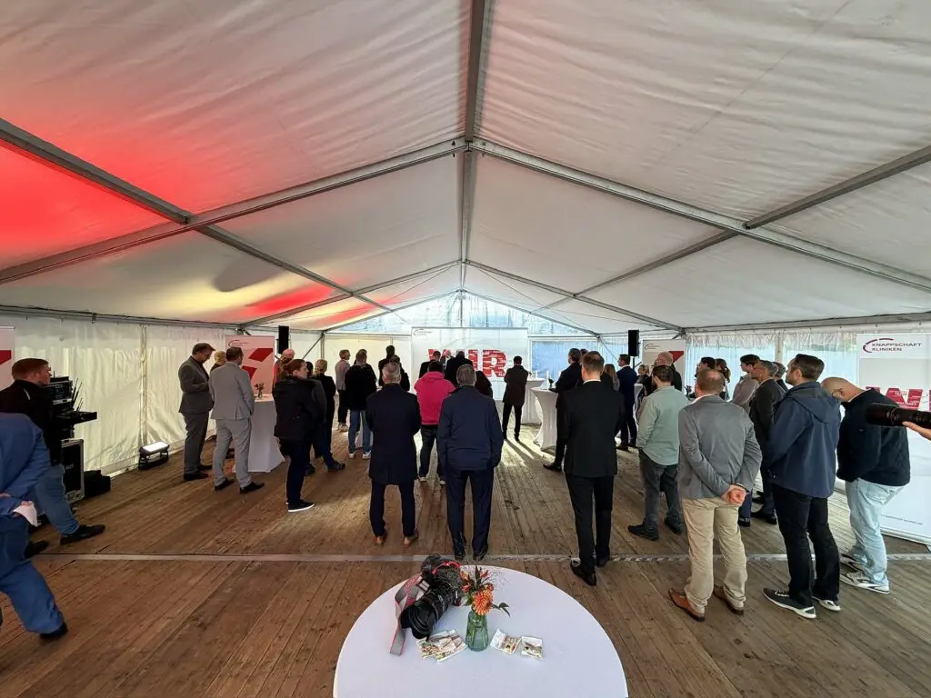 Gäste im Festzelt beim Spatenstich der Knappschaft Kliniken