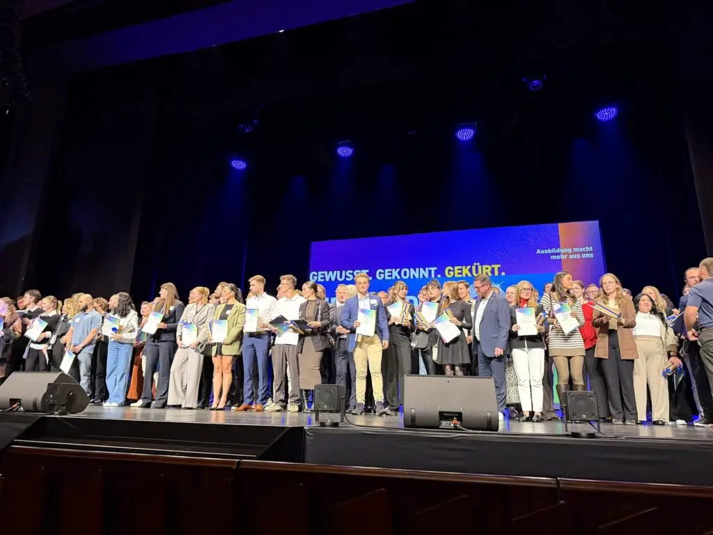 Die geehrten Absolventinnen und Absolventen gemeinsam auf der Bühne der Stadthalle Mülheim