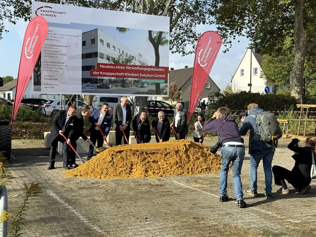 Offizieller Spatenstich mit Vertreterinnen und Vertretern aus Politik und Klinikleitung, begleitet von der Presse