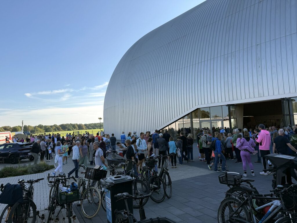 Teilnehmende vor dem WDL Luftschiffhangar am Flughafen Essen/Mülheim