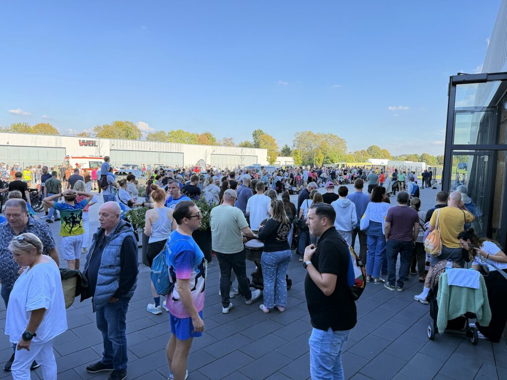 Besucherinnen und Besucher beim Luftschifflauf auf dem Flughafengelände