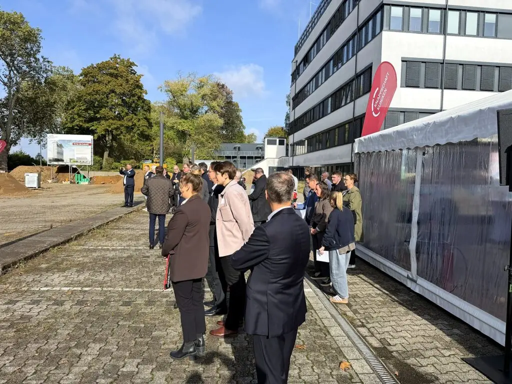 Gäste vor dem Festzelt neben dem Bestandsgebäude in Bochum