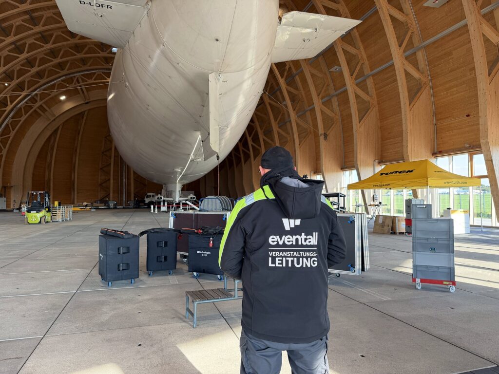 Veranstaltungsleitung von Eventall beim Aufbau im WDL Luftschiffhangar