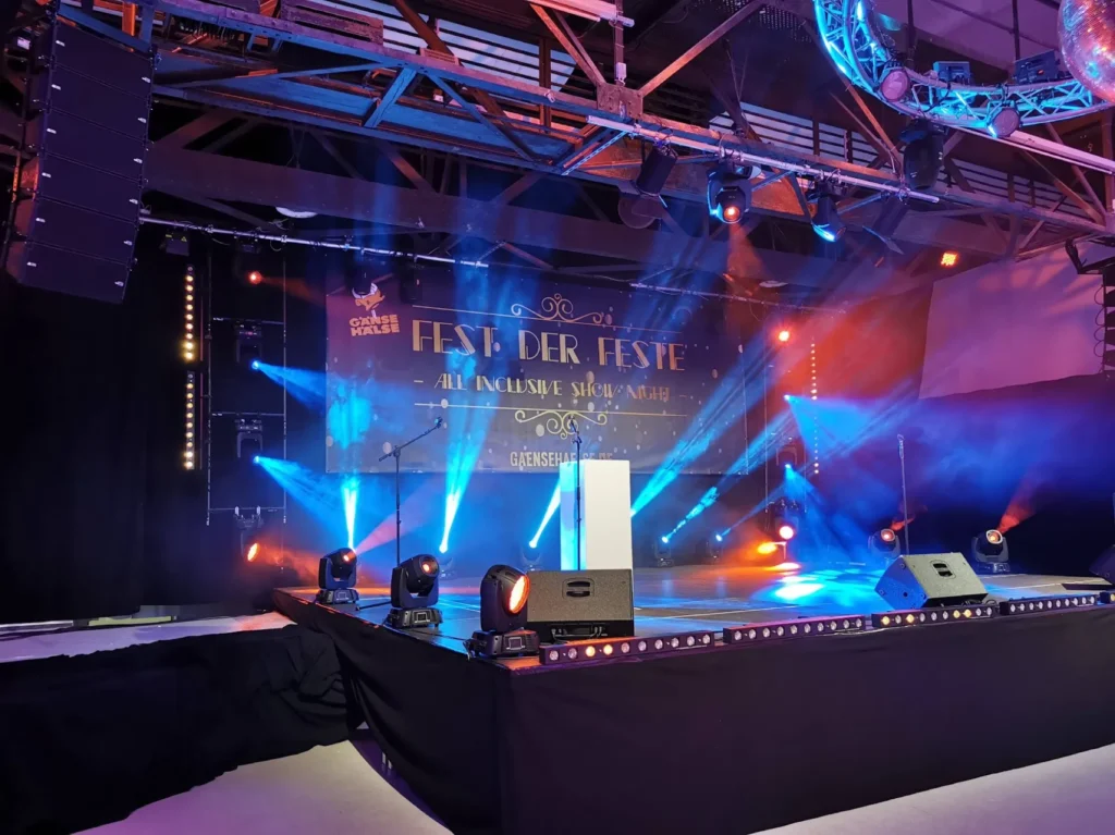 Bühne mit blauer Lichtshow beim Fest der Feste