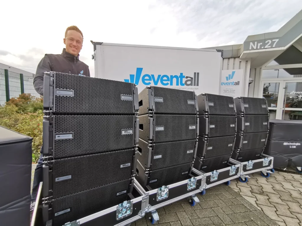 dB-Technologies-VIO-Line-Array auf Rollbrettern vor dem Eventall-Lager