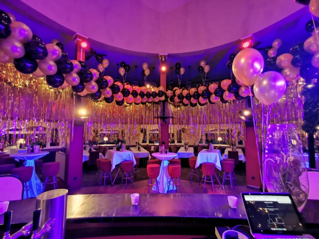 Luftballon-Dekoration in Gold, Silber und Schwarz in einer Eventlocation