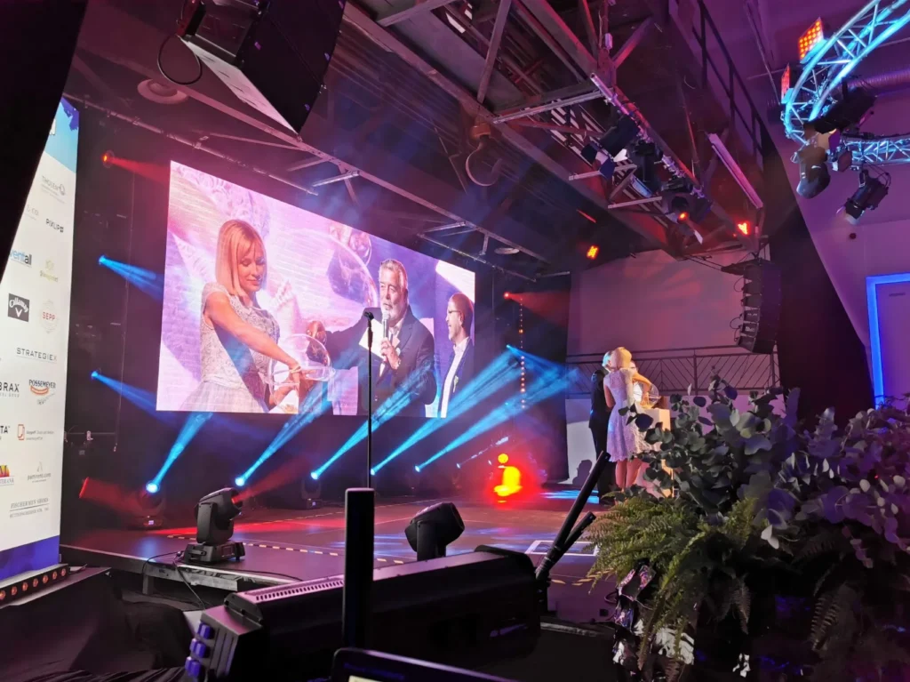Gala-Bühne mit LED-Wand und Moving Heads bei einer Preisverleihung