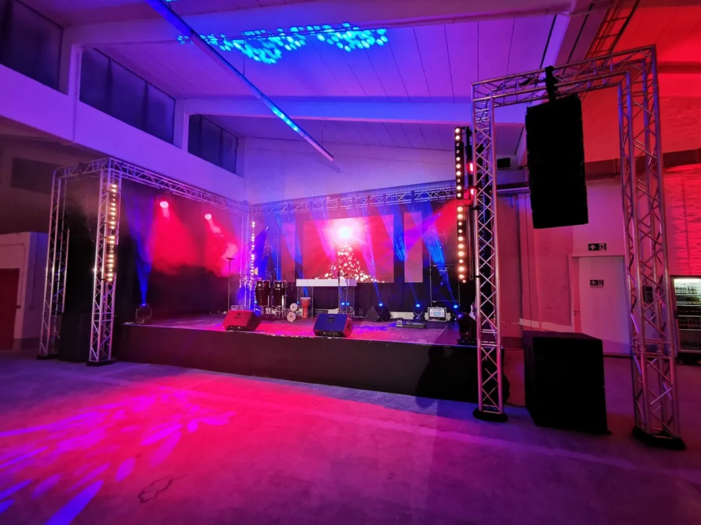 Hallenbühne mit Traversen, Line-Array und Lichtshow
