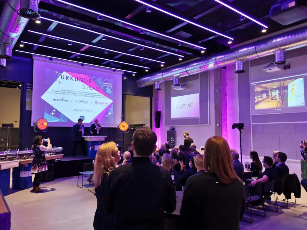 Konferenz mit Projektion und violettem Raumlicht für Accenture
