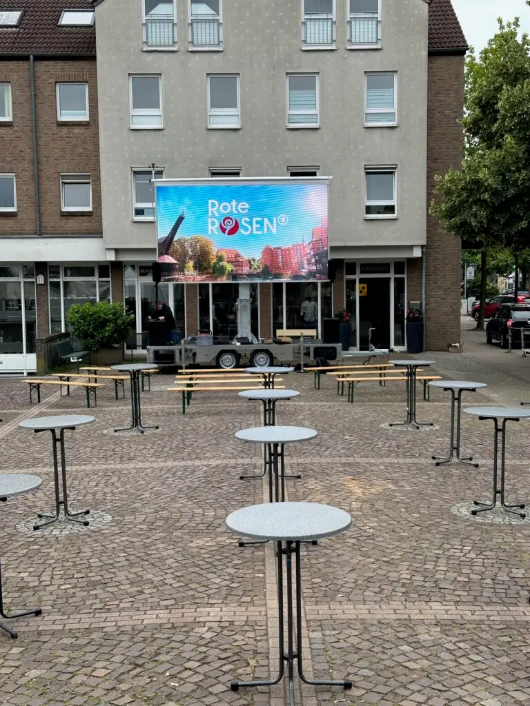 LED-Wand-Trailer auf einem Platz in der Innenstadt