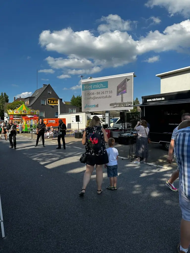 LED-Wand-Trailer von eventall auf einem Stadtfest