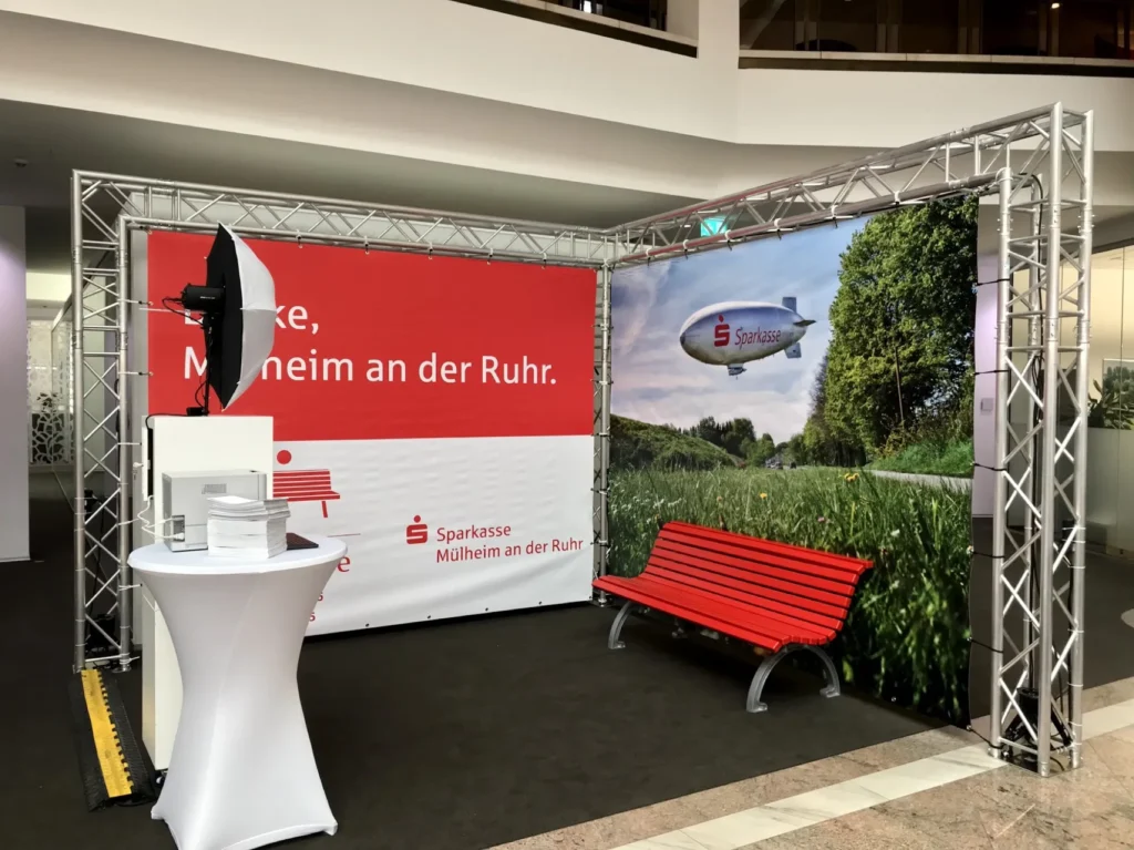 Messestand aus Traversen mit Fotowand für die Sparkasse Mülheim an der Ruhr