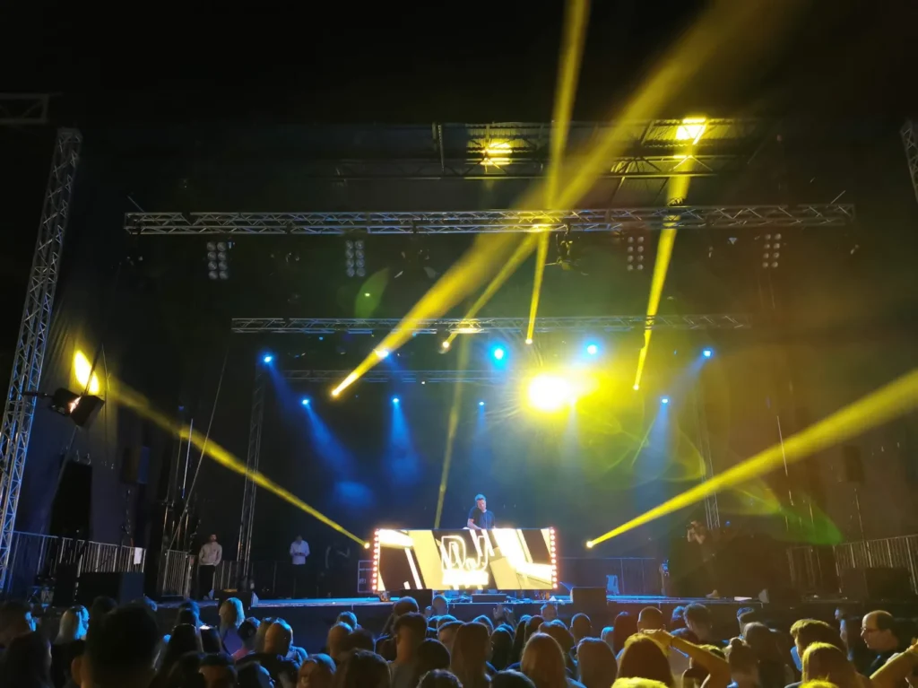 Open-Air-Bühne mit Moving Lights und LED-Wand beim Auftritt von DJ Antoine